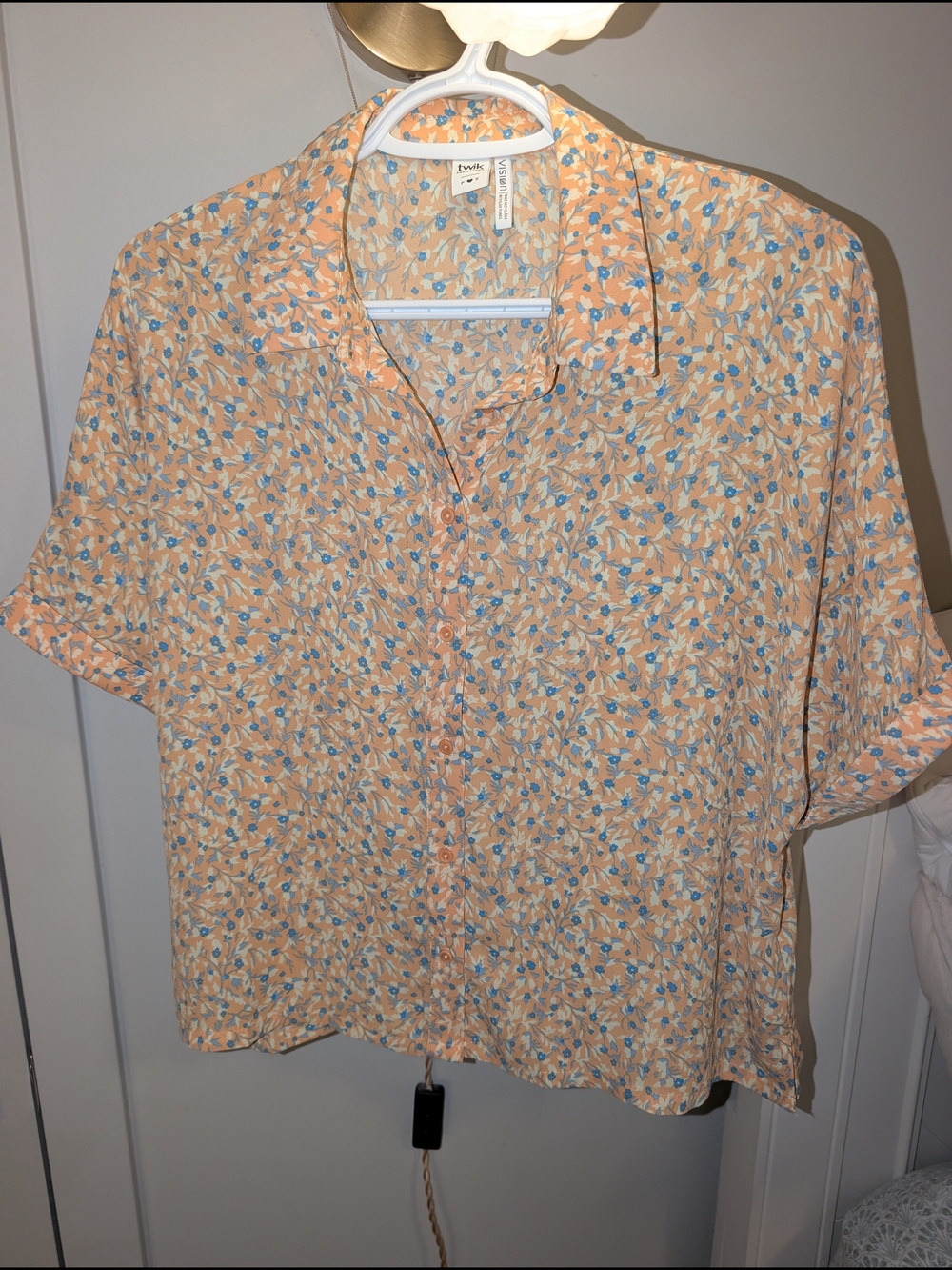 NWOT twik Peach Floral Button-Up Shirt with Blue Accents